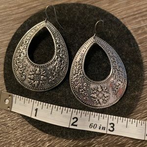 Beautiful incredibly lightweight silver drop earrings.